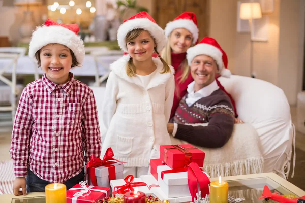 Portrét slavnostní rodiny v santa hat — Stock fotografie