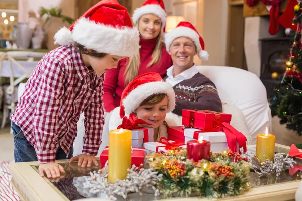 Famille souriante à Noël avec beaucoup de cadeaux — Photo