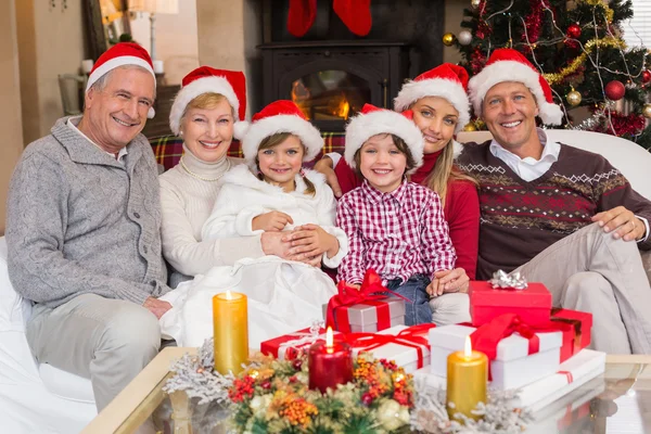 Heureuse famille élargie regardant la caméra à Noël — Photo