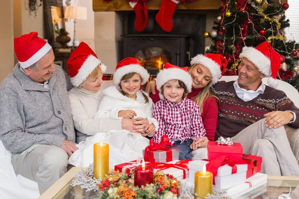 Çoklu nesil aile Noel sırasında bir kanepede oturan — Stok fotoğraf