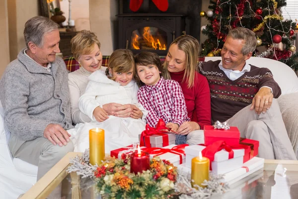 Família de várias gerações sentada em um sofá durante o Natal — Fotografia de Stock