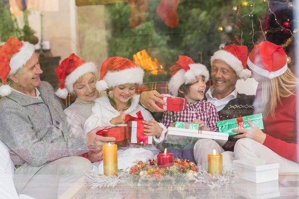 Multi família geração segurando um monte de presentes no sofá — Fotografia de Stock