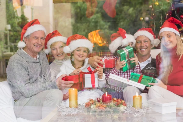 Multi generation familj håller en hel del presenter på soffa — Stockfoto