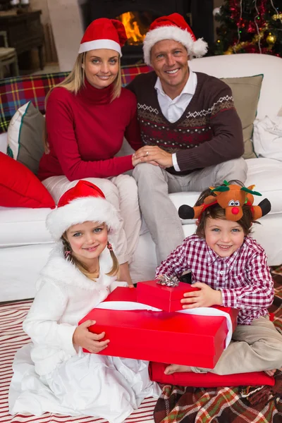 Família em chapéus de Santa celebrando o Natal — Fotografia de Stock