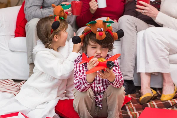 Kleiner Junge spielt in der Weihnachtszeit mit Spielzeugflugzeug — Stockfoto