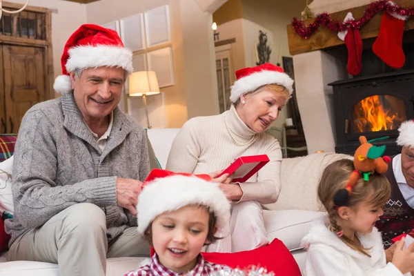 Lycklig familj öppnar julklappar tillsammans — Stockfoto