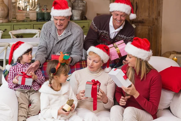 Glückliche Familie tauscht Weihnachtsgeschenke — Stockfoto