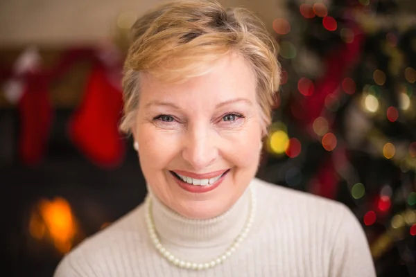 Retrato de una persona mayor activa sonriente en Navidad —  Fotos de Stock