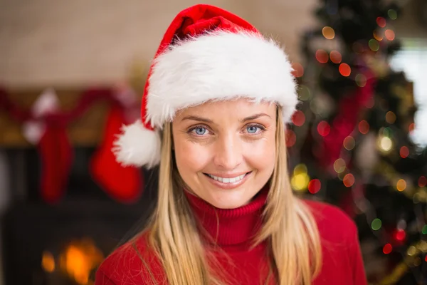 Festive blonde souriant dans le chapeau de Père Noël — Photo