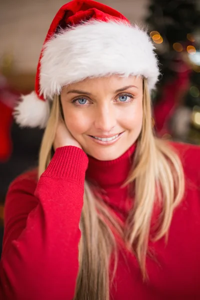 Ritratto di bella donna in cappello da Babbo Natale sorridente — Foto Stock