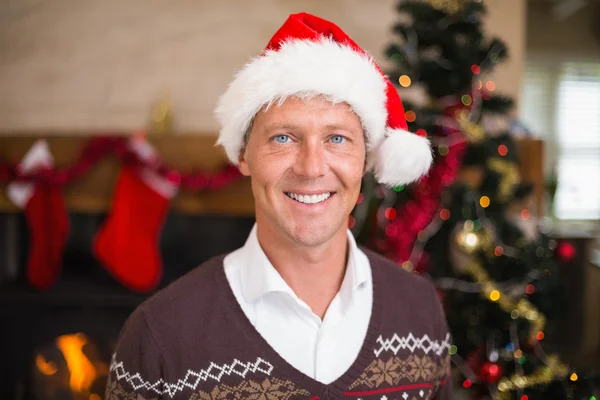 Ritratto di un bell'uomo sorridente in cappello da Babbo Natale — Foto Stock