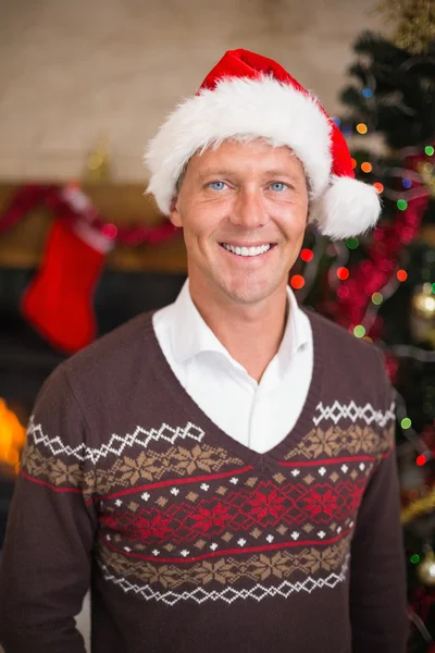 Ritratto di un bell'uomo sorridente in cappello da Babbo Natale — Foto Stock