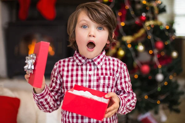 Zaskoczony mały chłopiec trzyma prezent — Zdjęcie stockowe