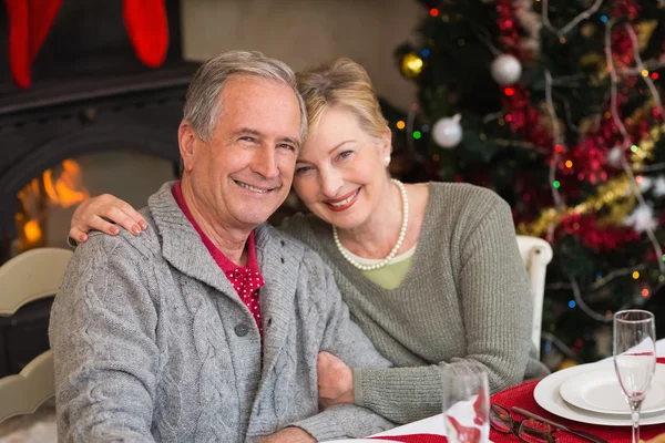 Porträt eines lächelnden reifen Paares am Tisch — Stockfoto