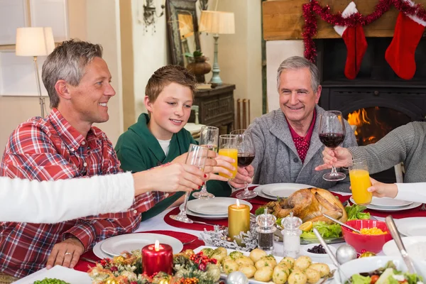 Multi generatie familie roosteren elkaar tijdens het diner — Stockfoto