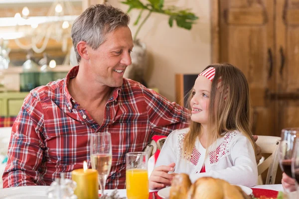 Sonrientes padre e hija durante la cena —  Fotos de Stock
