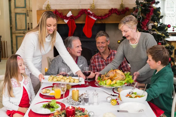 Duas mulheres servindo o jantar de Natal para sua família — Fotografia de Stock