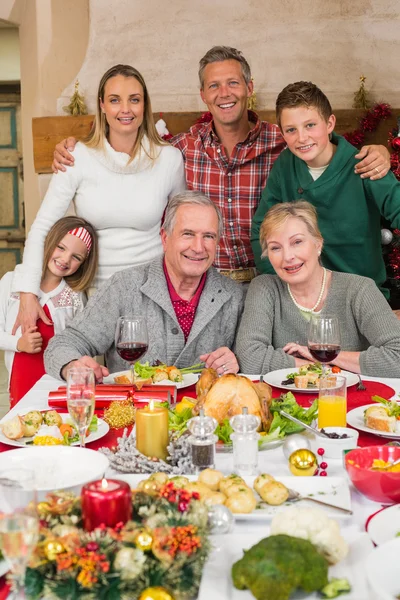 Happy rozszerzone rodziny patrząc na kamery w czasie świąt Bożego Narodzenia — Zdjęcie stockowe