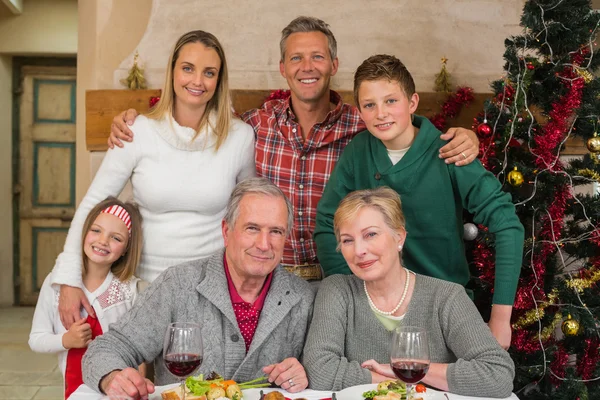 Happy uitgebreid gezin op zoek op camera op Kerstmis — Stockfoto