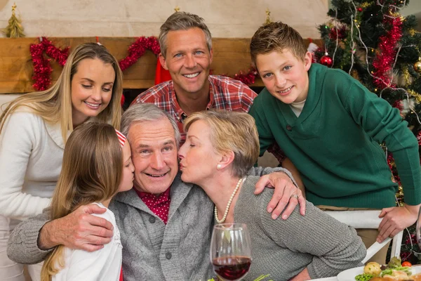 Familia multigeneracional con niña besando a su abuelo — Foto de Stock