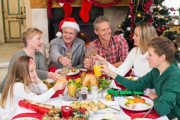 Geniş aile Noel yemeğinde kadeh — Stok fotoğraf