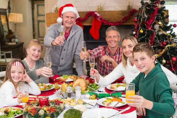 Geniş aile Noel yemeğinde kadeh — Stok fotoğraf