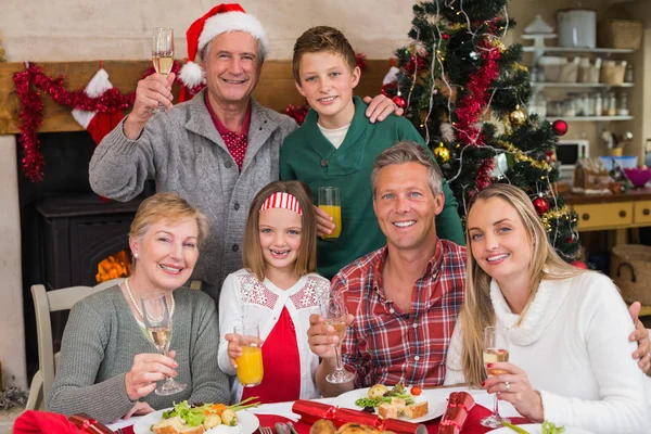 Familie roosteren met witte wijn in een kerstdiner — Stockfoto