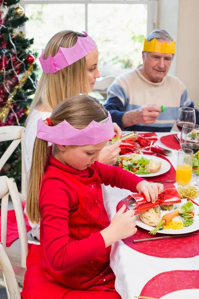 Kleines Mädchen im Partyhut mit Weihnachtcrackern — Stockfoto