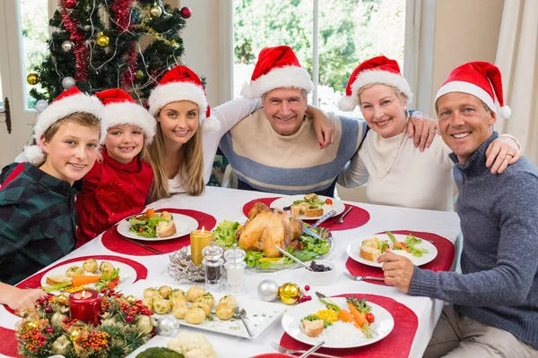 Birlikte Noel yemeğinde oturan aile gülümseyen portresi — Stok fotoğraf