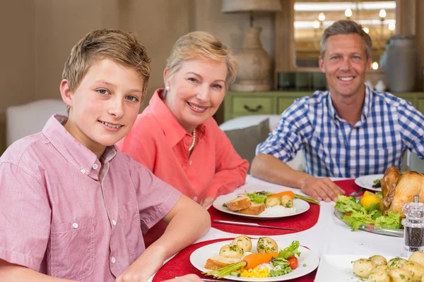 Portret van grootmoeder vader en zoon bij kerstdiner — Stockfoto