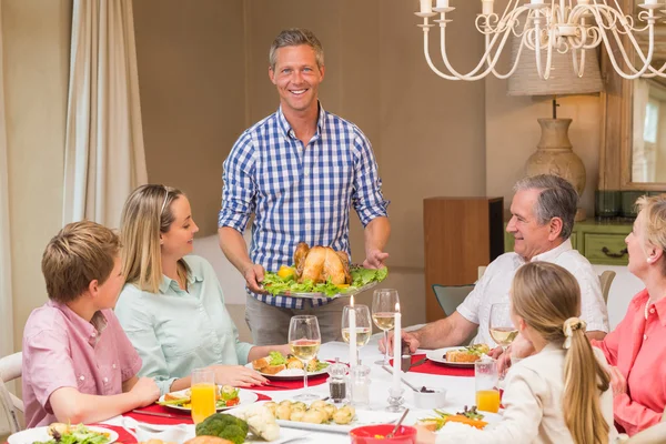 Homme servant de la dinde rôtie à Noël — Photo