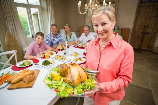 Stolze Mutter zeigt Truthahnbraten — Stockfoto