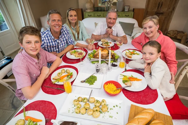 Uitgebreide familie op zoek op camera op Kerstmis — Stockfoto