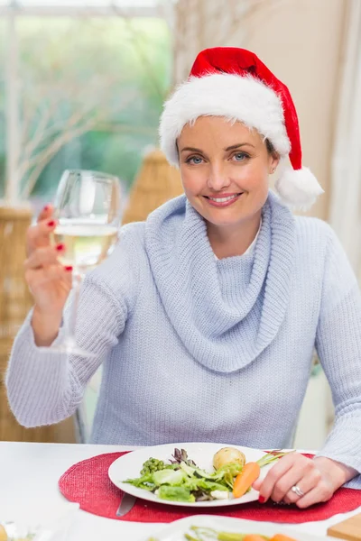 Mulher bonita em santa chapéu brindar com vinho branco — Fotografia de Stock