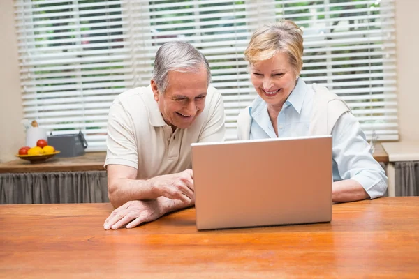 Casal sênior usando o laptop juntos — Fotografia de Stock