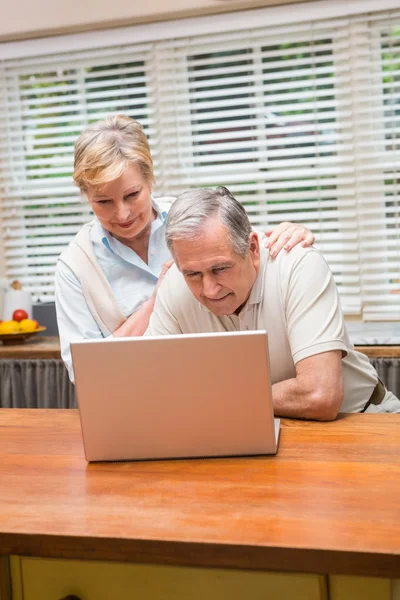 Äldre par med den bärbara datorn tillsammans — Stockfoto