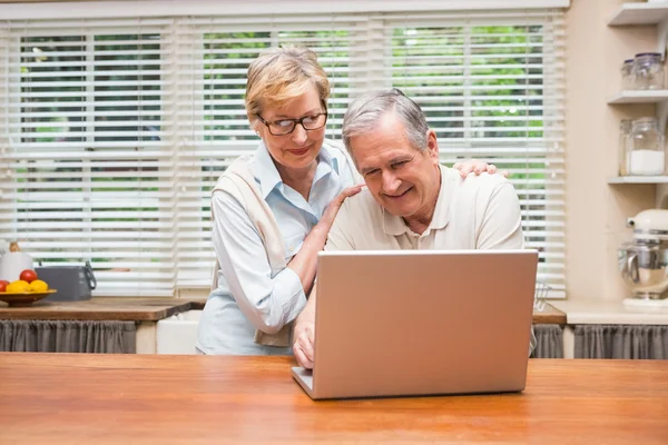 Äldre par med den bärbara datorn tillsammans — Stockfoto