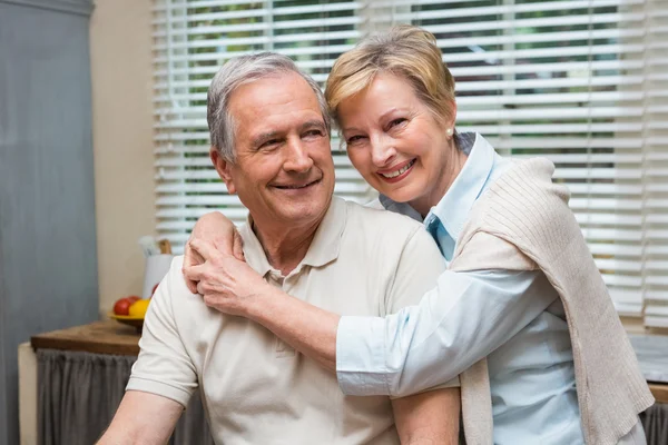 Seniorenpaar lächelt gemeinsam in die Kamera — Stockfoto