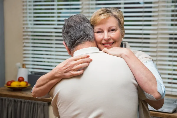 Starsza para przytula się i uśmiecha — Zdjęcie stockowe