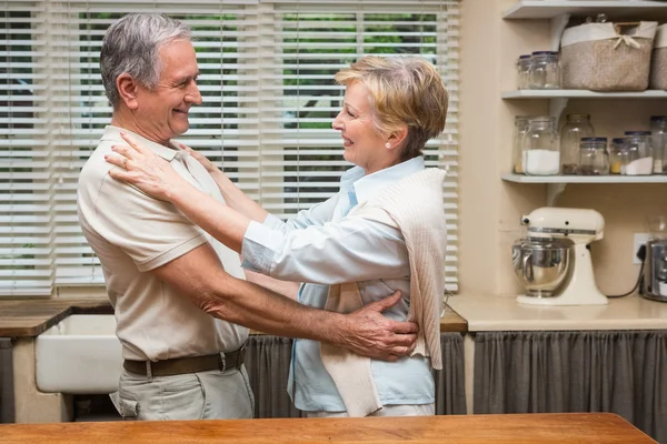 Pareja mayor abrazándose y sonriendo — Foto de Stock