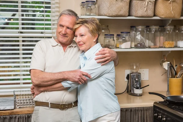 Старшая пара обнимается и улыбается — стоковое фото