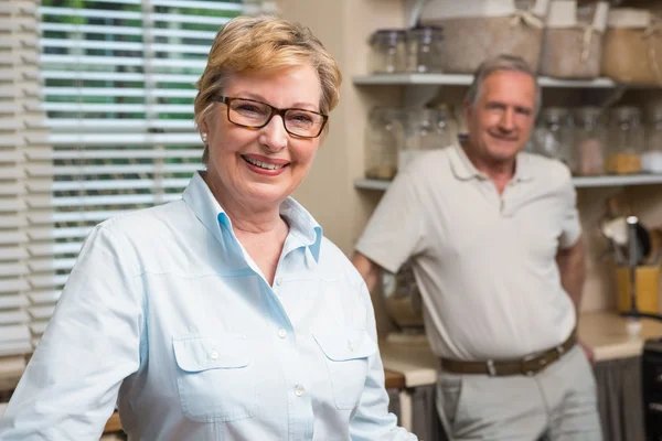 Pareja mayor sonriendo a la cámara juntos — Foto de Stock