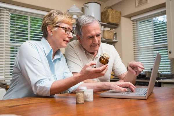 Senior couple looking up medication online — Stock Photo, Image