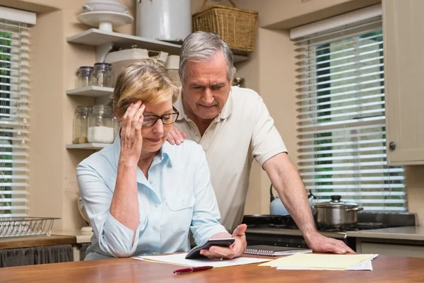 Senior couple working out their bills — Stock Photo, Image