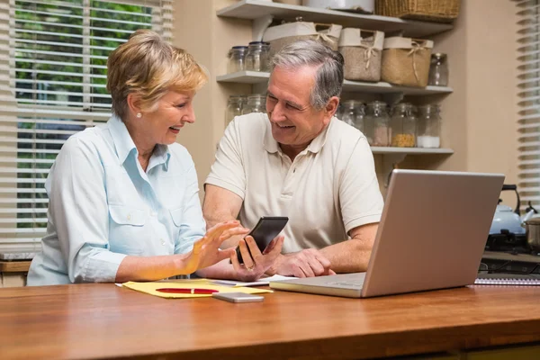 Senior paar uit hun rekeningen te werken — Stockfoto