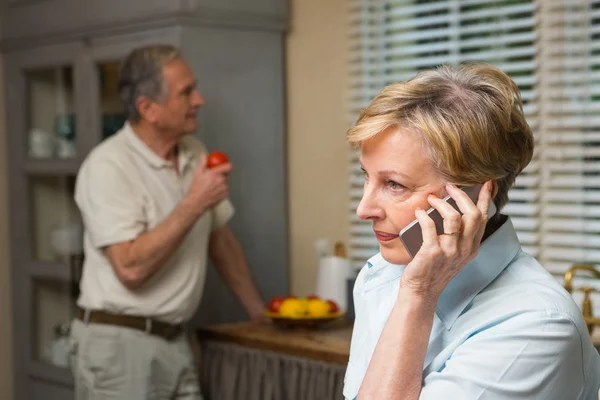 Seniorin am Telefon — Stockfoto