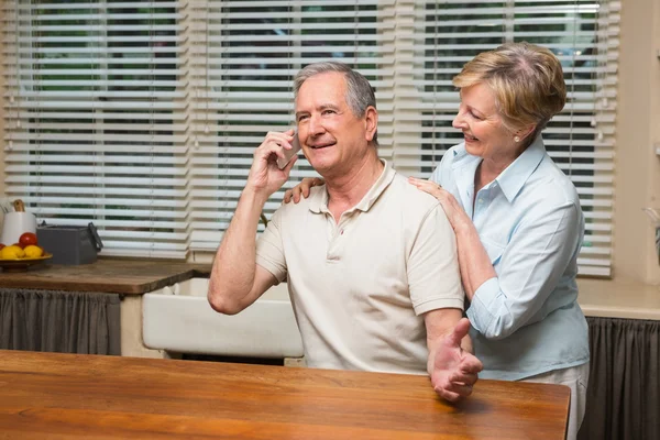 Seniorenpaar telefoniert gemeinsam — Stockfoto
