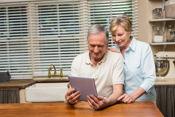 Pareja mayor mirando tableta pc juntos — Foto de Stock