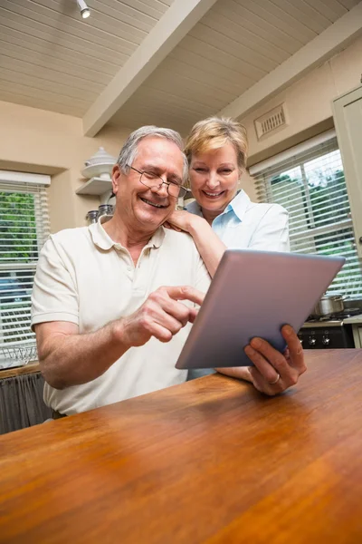Senior paar samen kijken naar tablet pc — Stockfoto