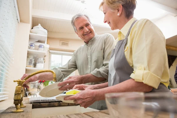 Seniorenpaar spült das Geschirr — Stockfoto